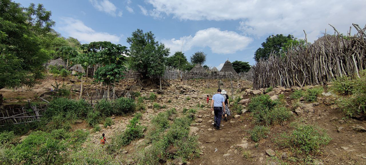 Climbing the hill to Ohilang 